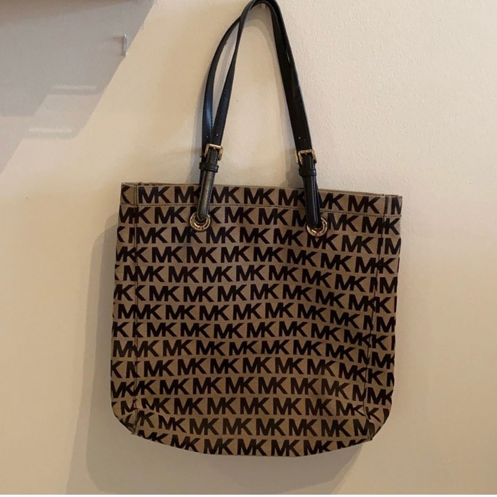 Michael Kors Jet Set monogram tote